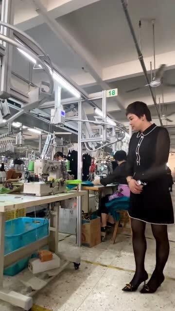 服裝廠工人用磚頭讓機(jī)器自己工作,大家覺得這道工序應(yīng)該給他工資嗎